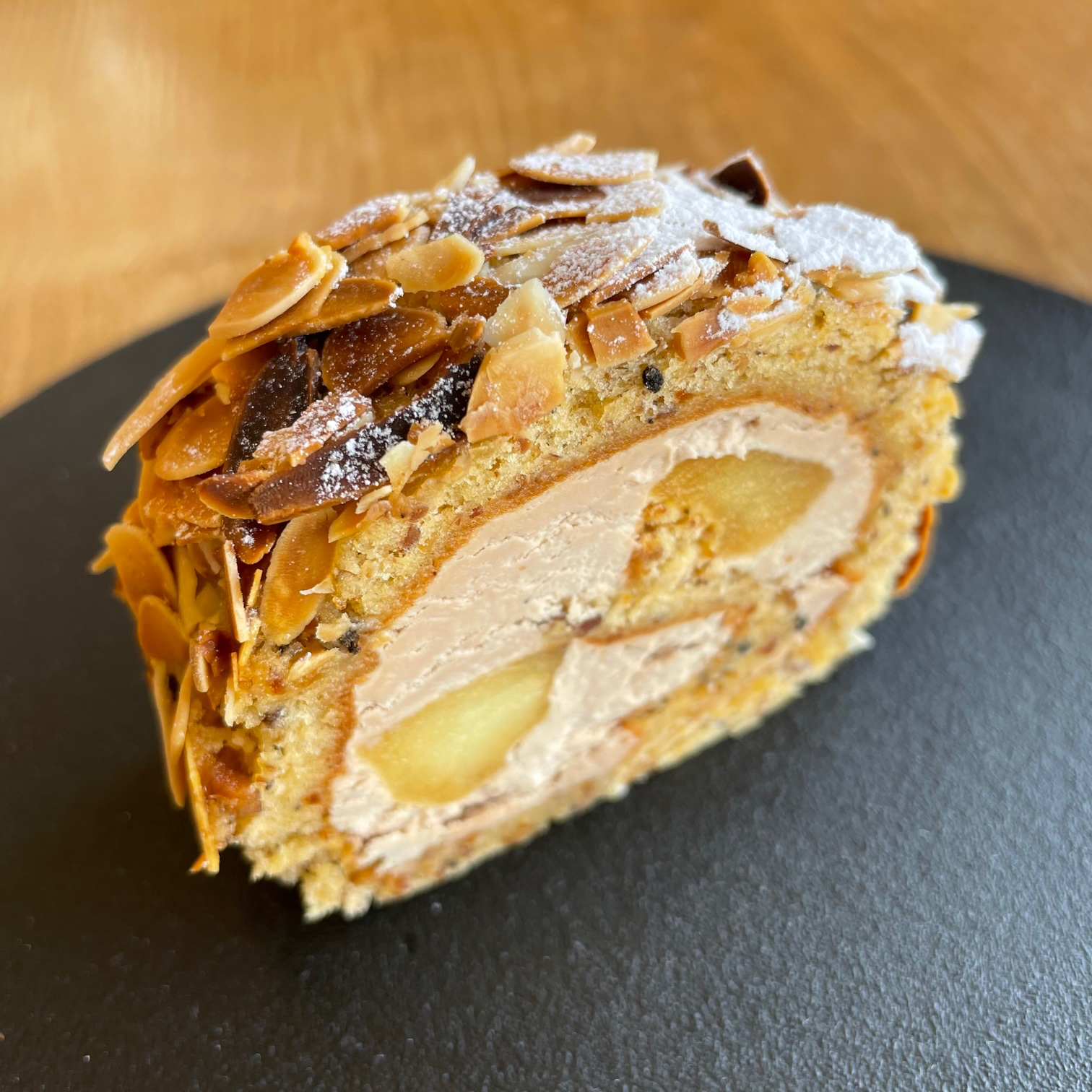 りんごと紅茶のロールケーキ|[公式]安城市のカフェ＆ケーキ アンドケイクスパッチ